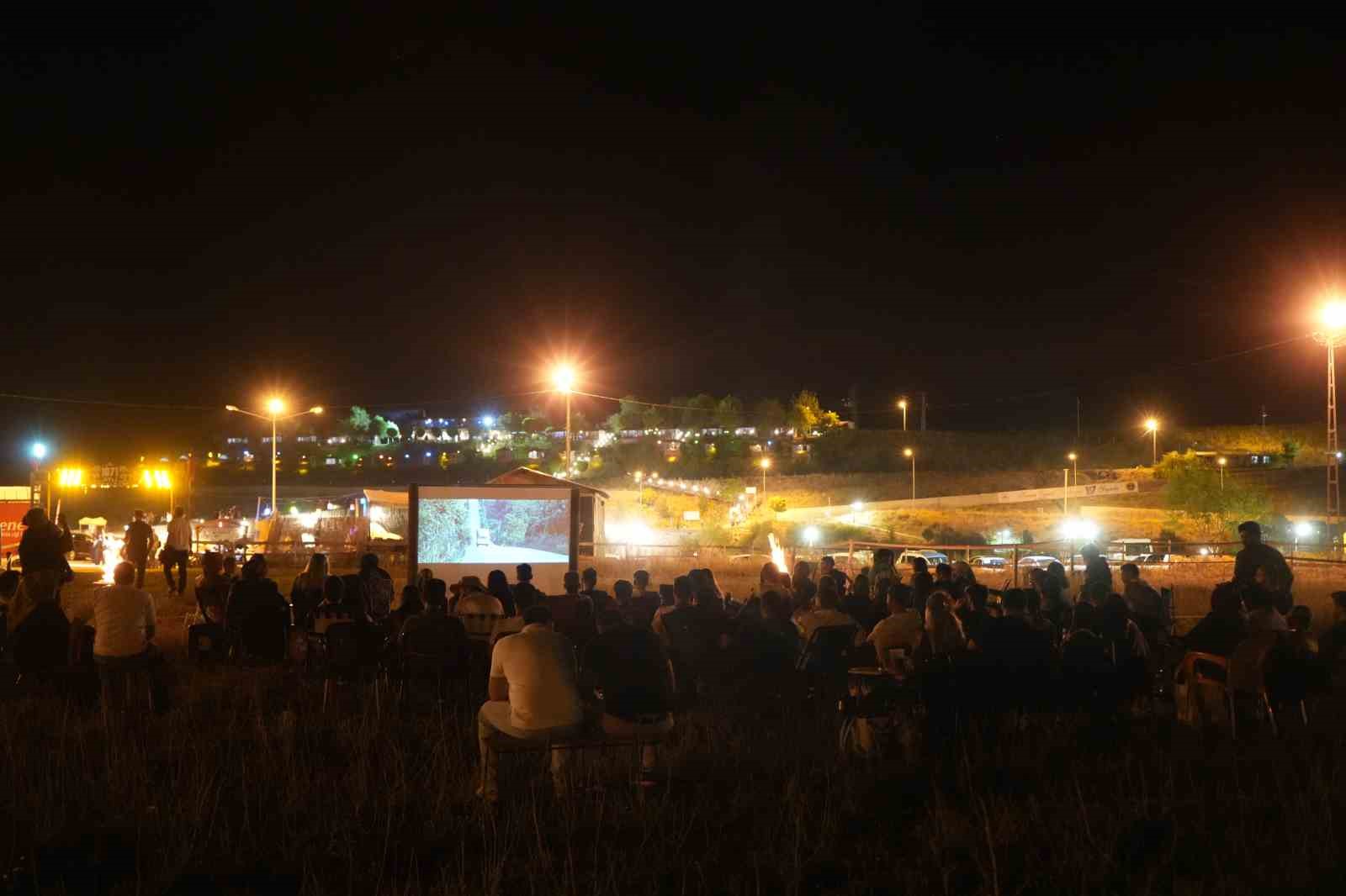 mus-ta-tarihi-murat-koprusu-nde-acik-hava-sinemasi-keyfi