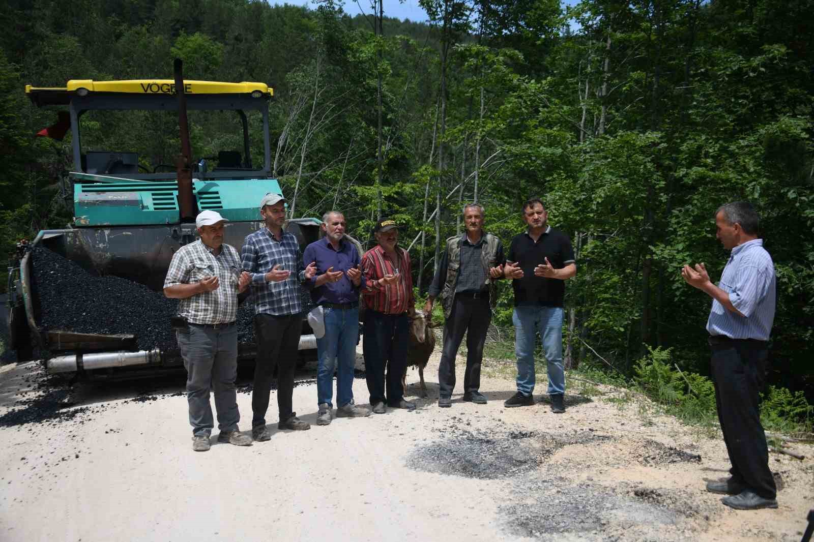 koy-yollari-asfaltlanan-vatandaslar-sukur-kurbani-kesti