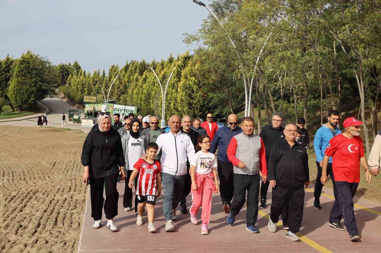 korfez-sahilinde-saglik-icin-10-kilometrelik-yuruyus-gerceklestirildi