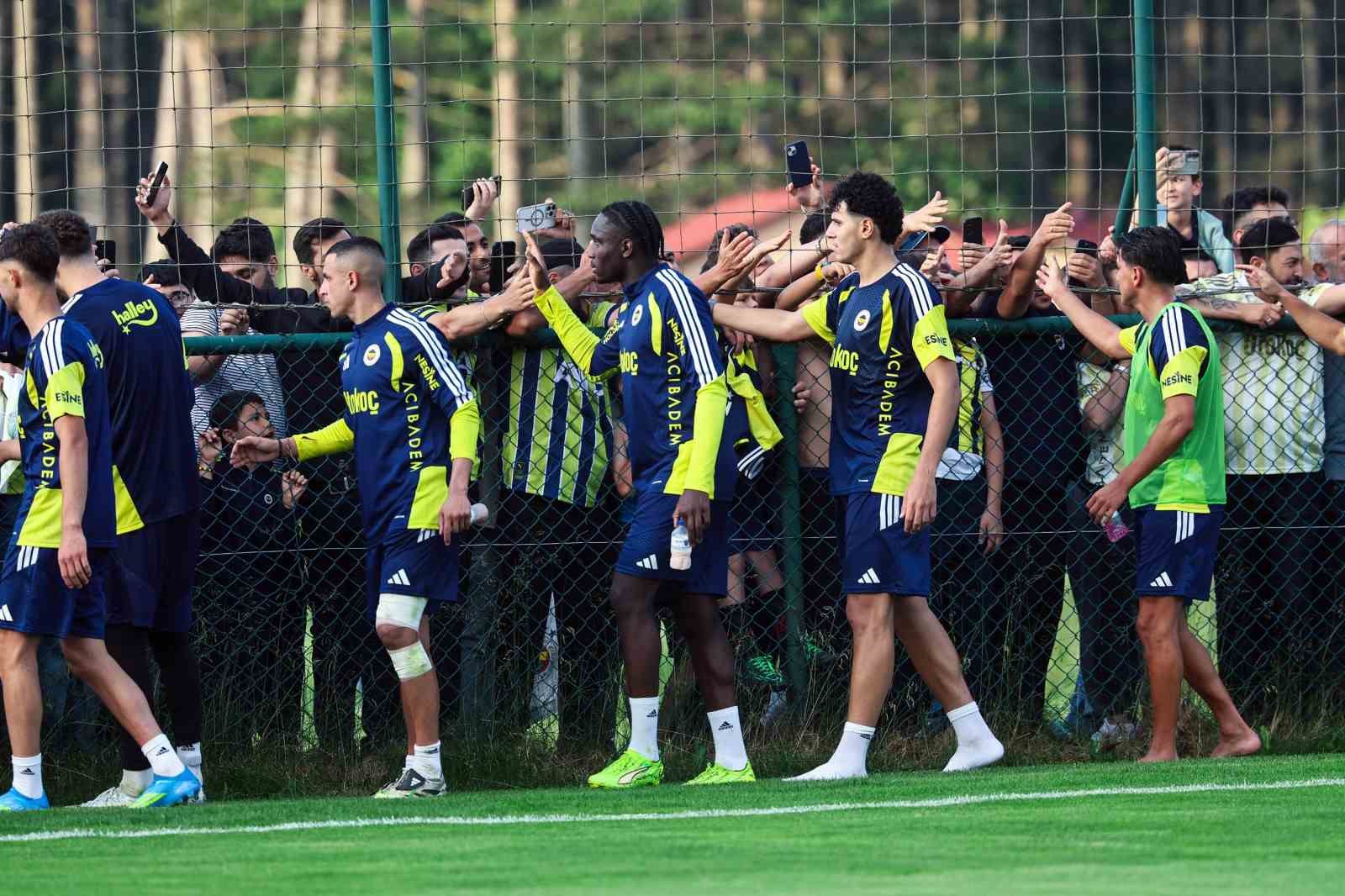 fenerbahce-gunu-cift-antrenmanla-tamamladi