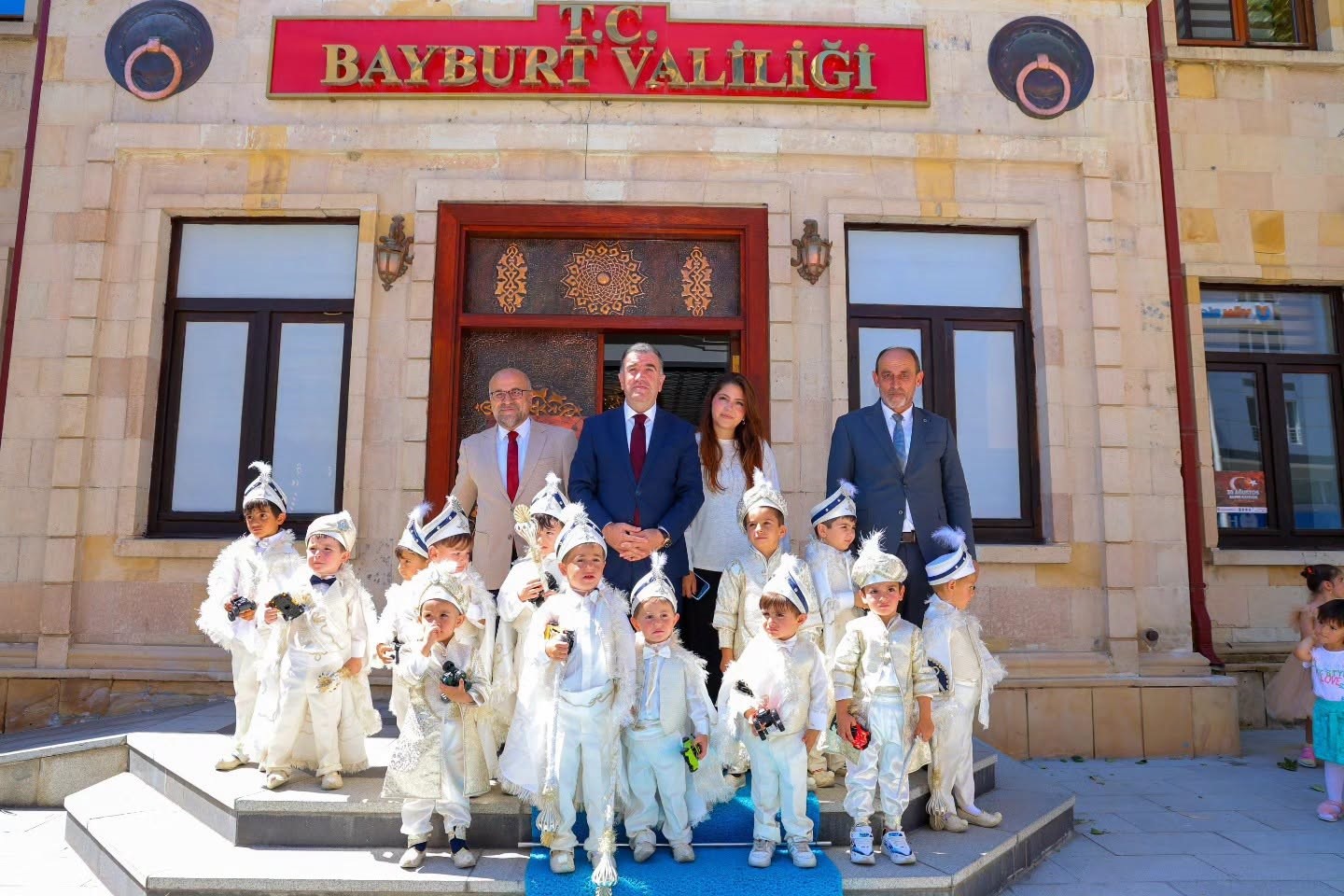 vali-eldivan-sunnet-olan-cocuklari-makaminda-agirladi
