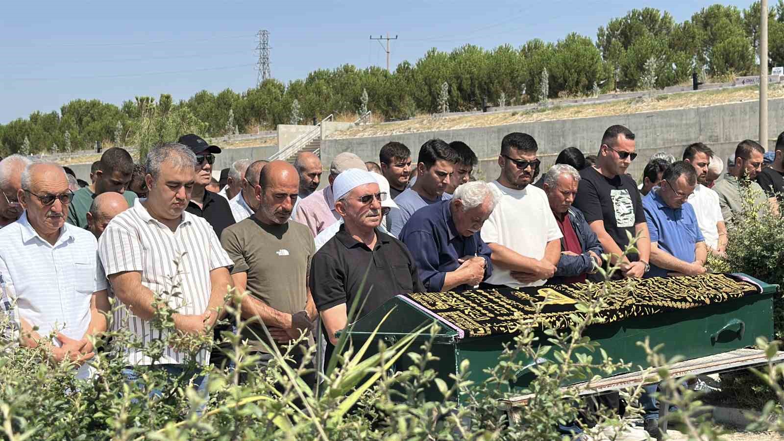 damatlik-yerine-kefen-giydi