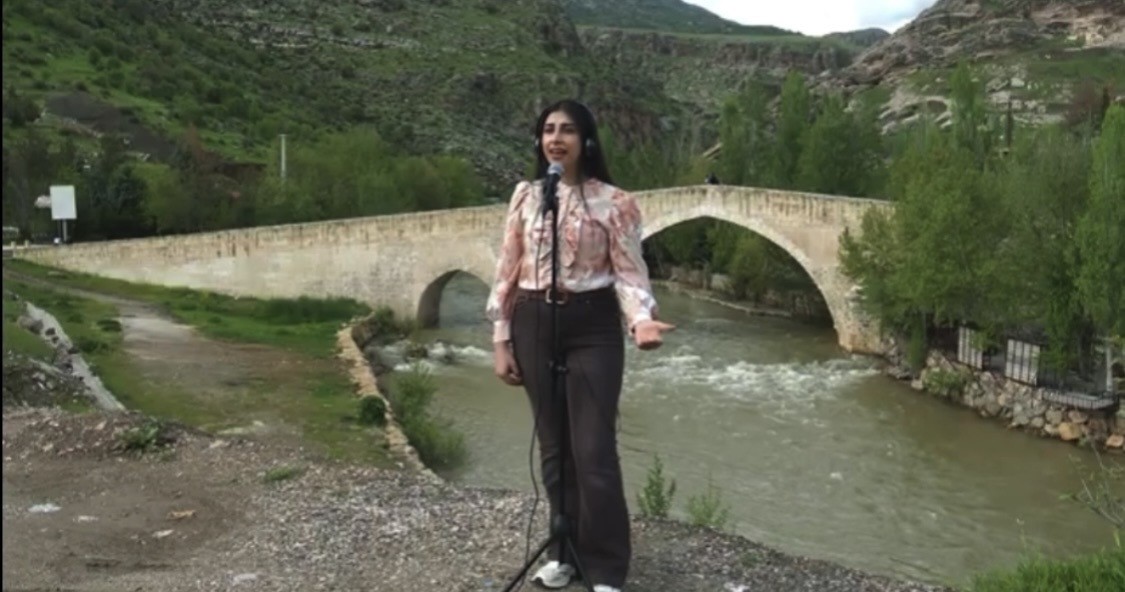 ogretmen-ve-ogrenciler-cermik-icin-calip-soyledi