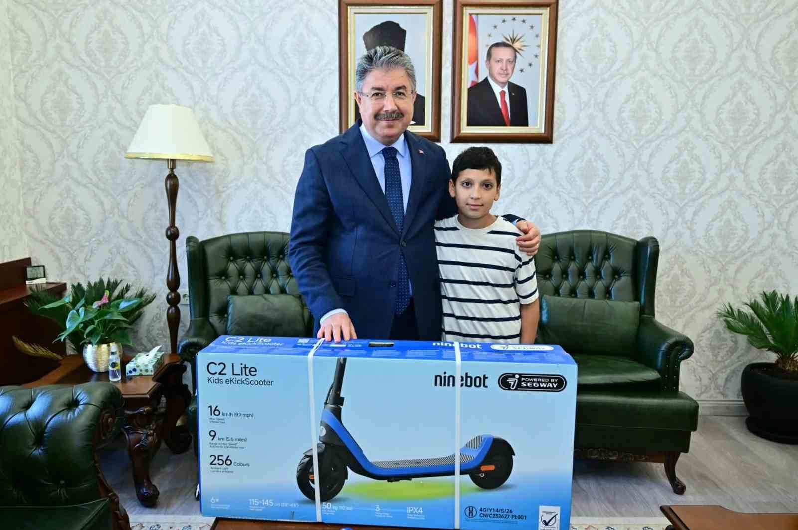 eskisehir-valisi-dr-erdinc-yilmaz-orman-sehidinin-evladi-batuhan-in-hayalini-gerceklestirdi