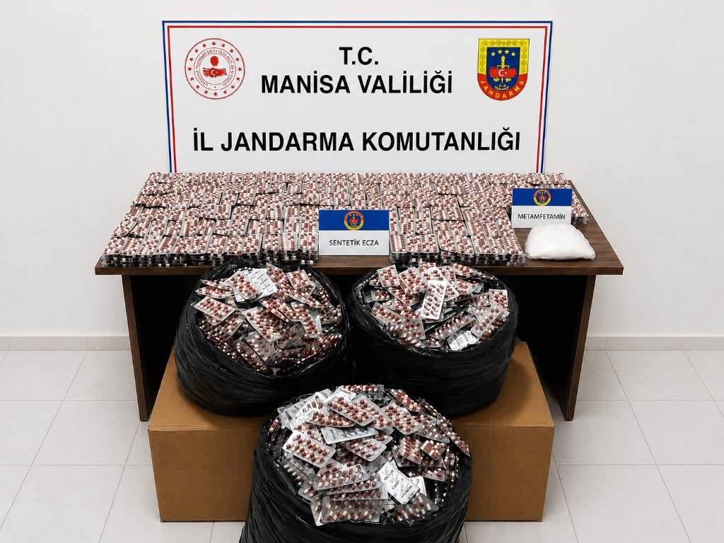 otoyoldaki-operasyonda-bir-aracta-59-bin-adet-hap-ve-2-kiloya-yakin-uyusturucu-ele-gecirildi