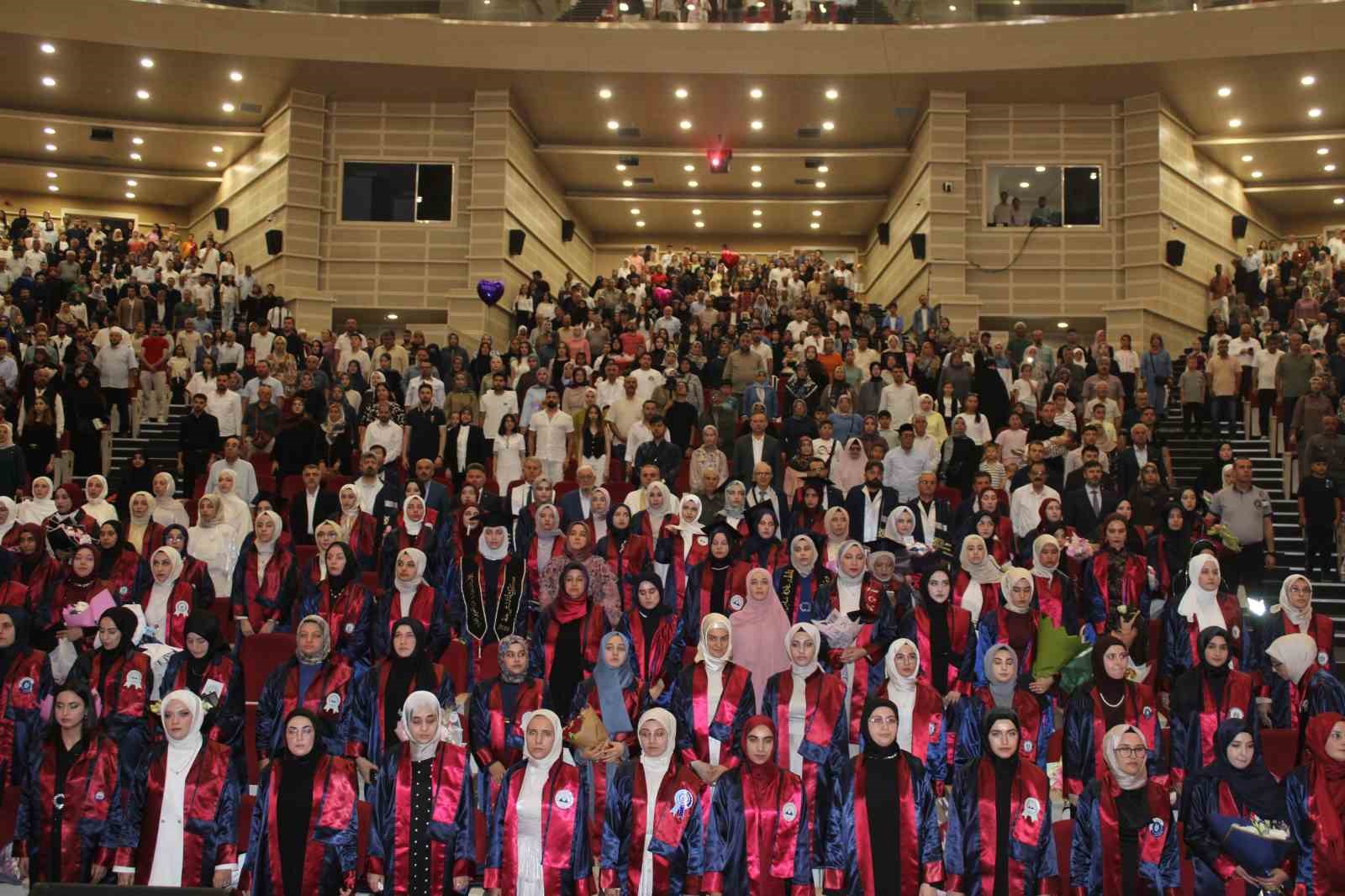 eru-ilahiyat-fakultesi-nde-mezuniyet-sevinci