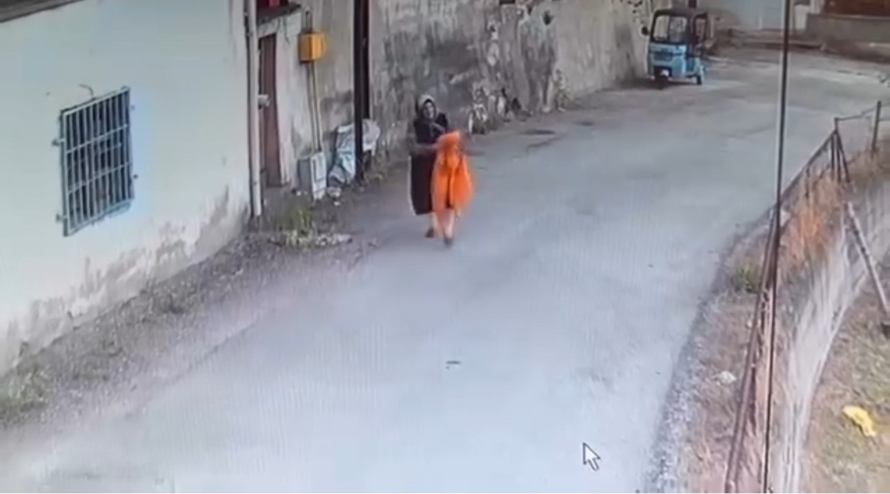 elektrik-diregindeki-yatak-ortusunu-alip-gitti