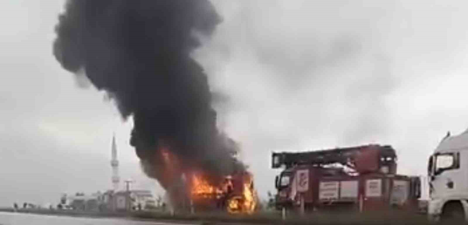 bayram-yolcularini-tasiyan-otobus-alevlere-teslim-oldu