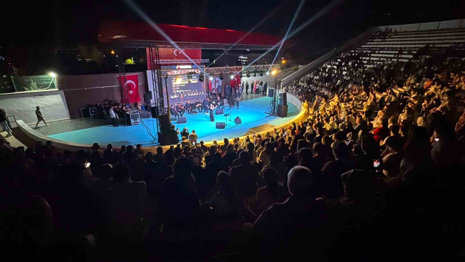 kilis-te-millet-bahcesi-nde-acik-hava-konserine-yogun-ilgi