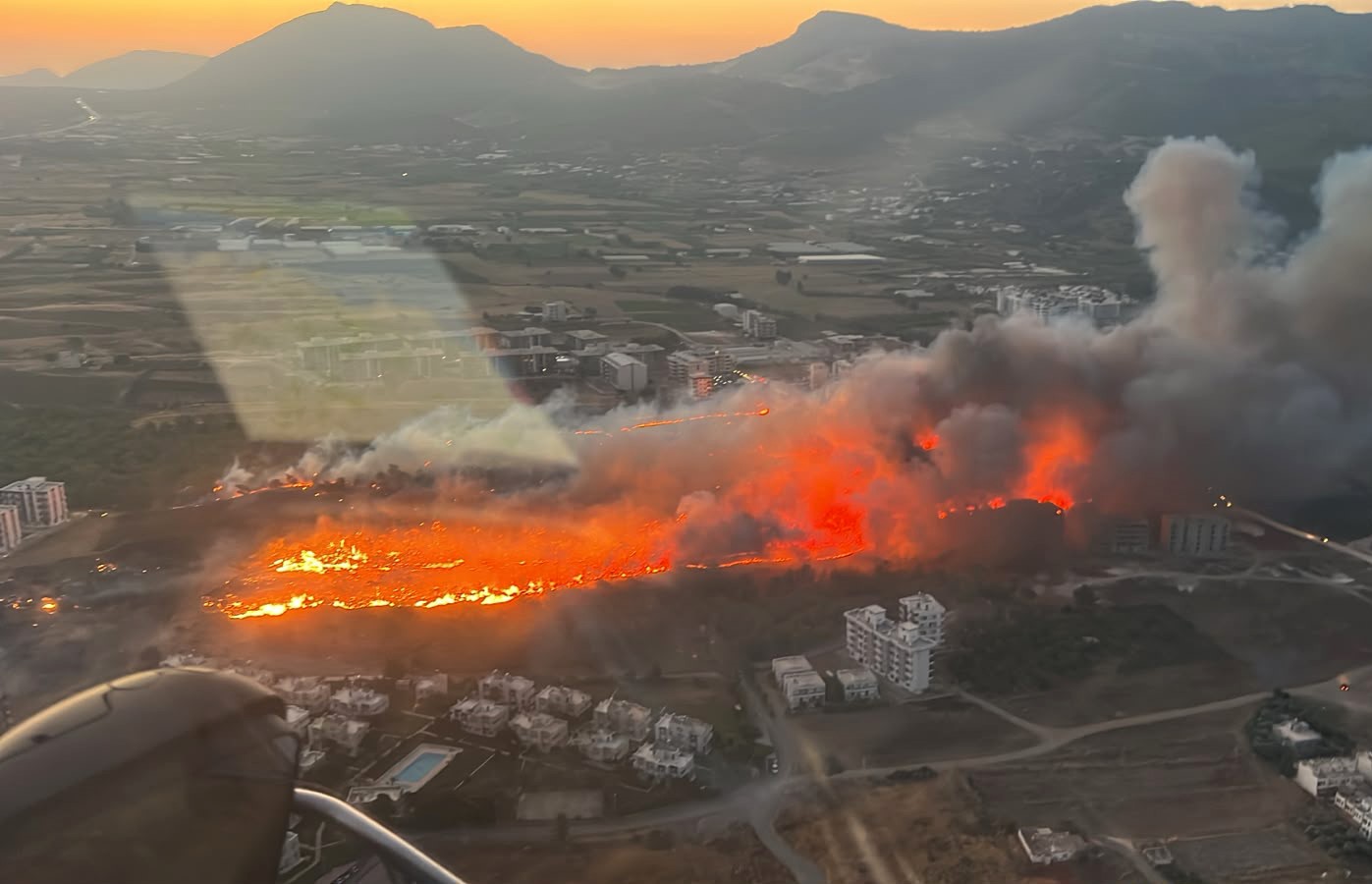 mersin-de-yangin-ekiplerin-havadan-ve-karadan-mudahalesiyle-sonduruldu