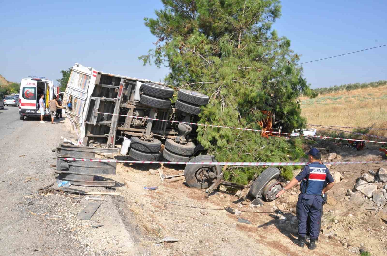 manisa-da-yolcu-otobusu-kamyona-carpti-1-olu-7-yarali