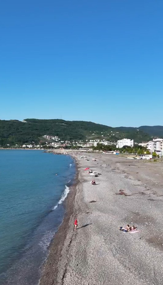 cide-de-selin-ardindan-vatandaslar-sahillerde-denize-girmeye-basladi