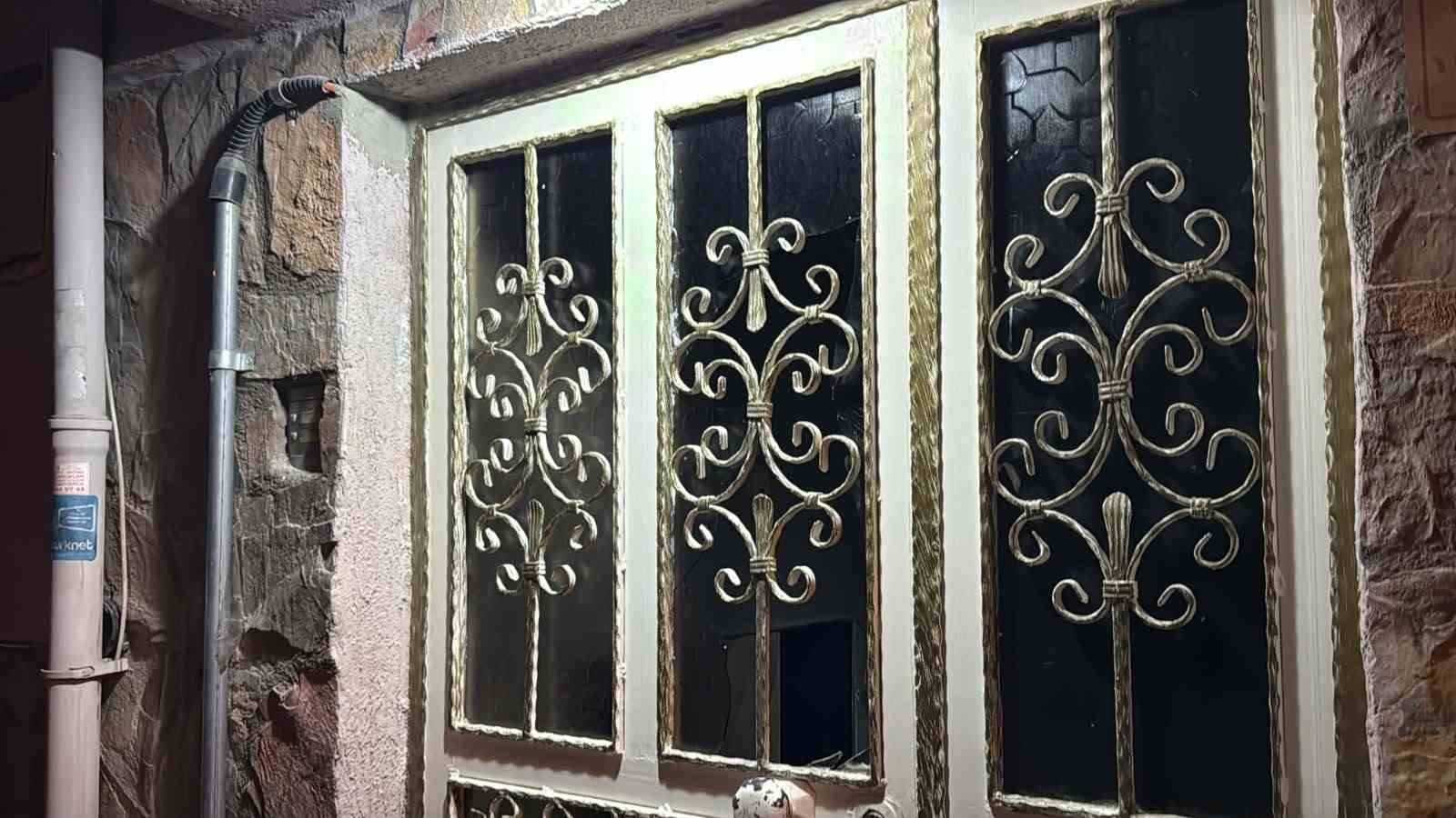 eskisehir-de-aile-ici-kavgada-evinin-camlarini-kiran-sahis-araciyla-kacti