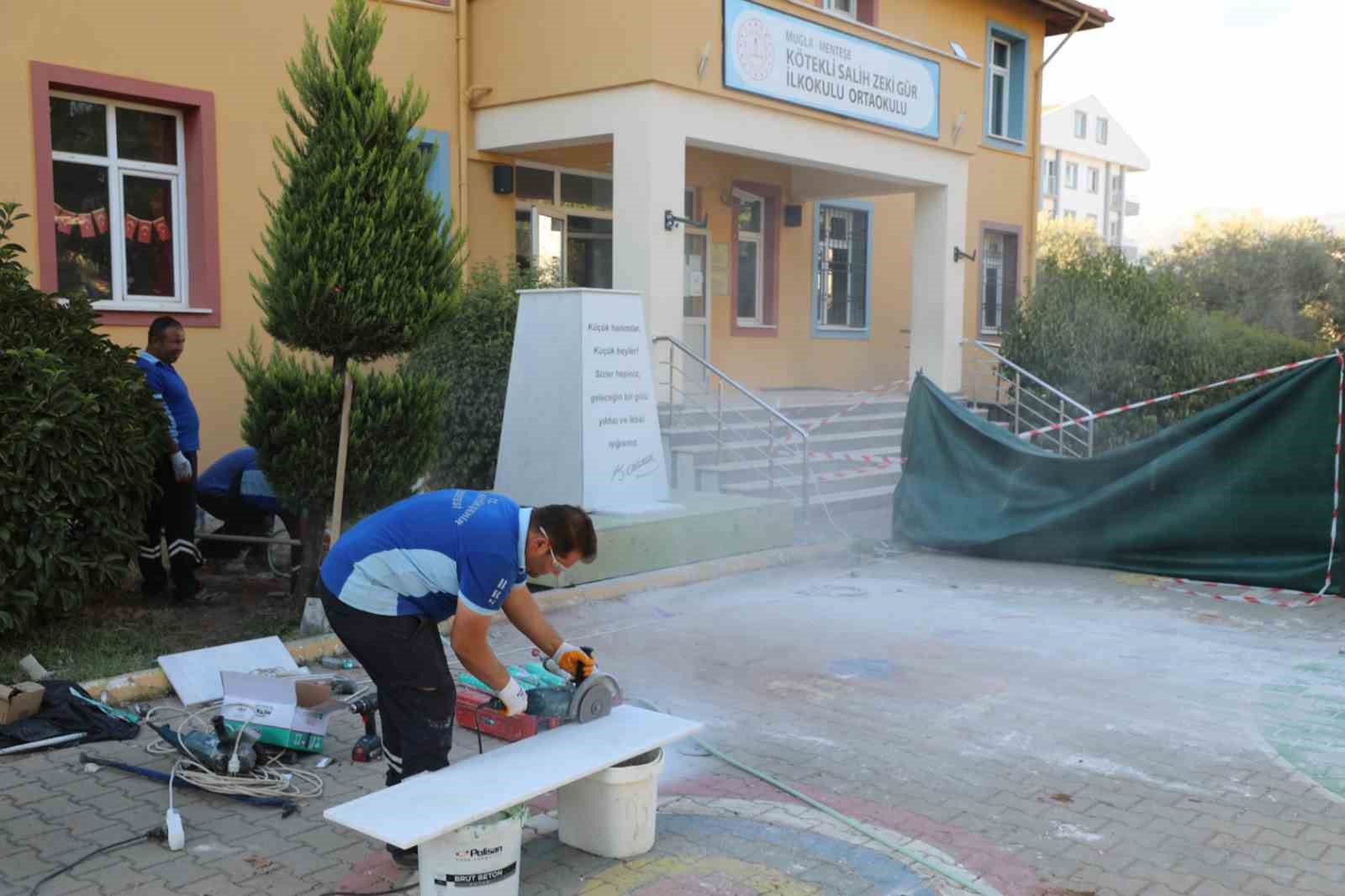 mugla-buyuksehir-den-zarar-verilen-ataturk-bustune-hizli-mudahale