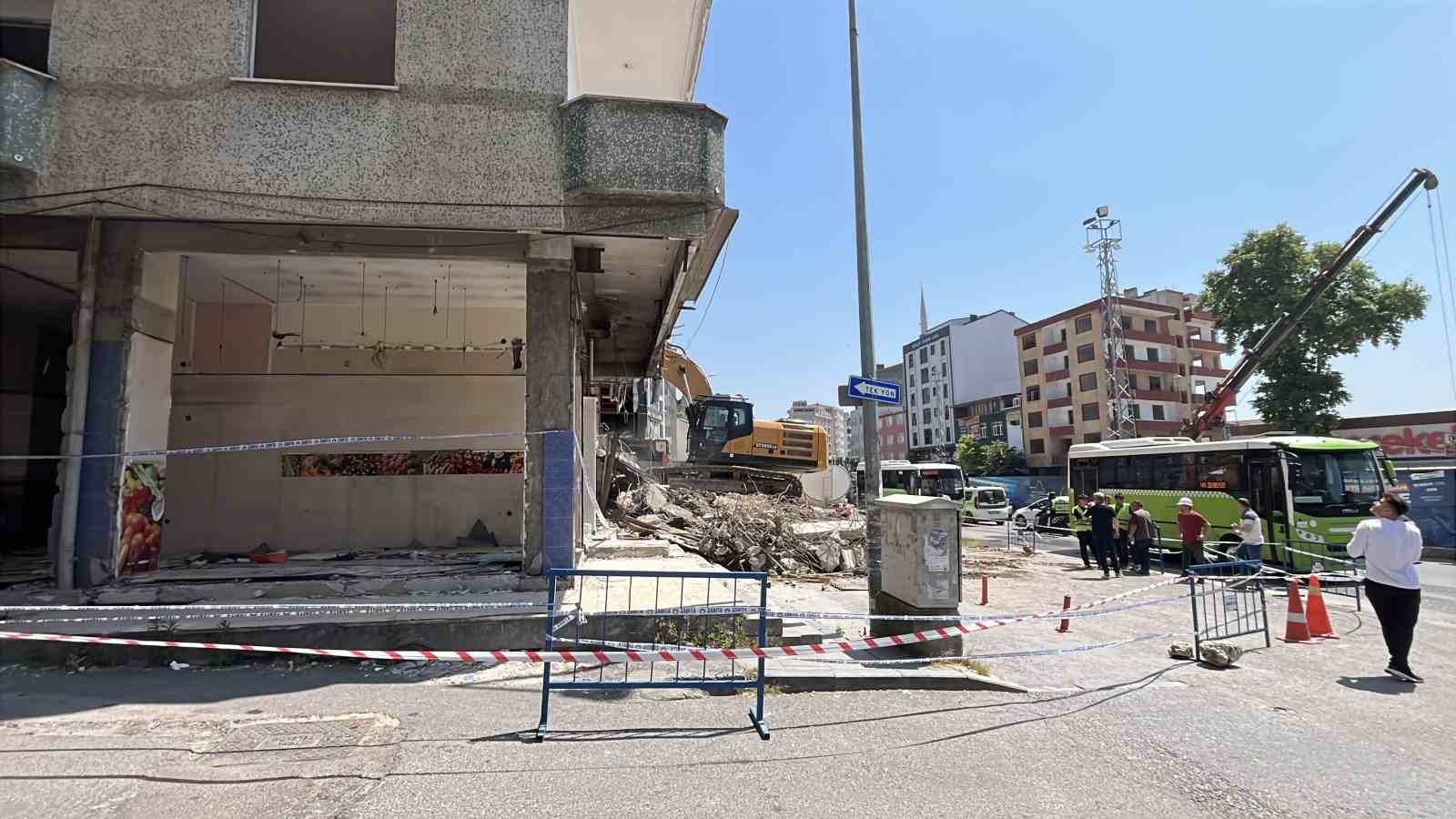 gebze-de-4-kisinin-oldugu-facianin-ardindan-bosaltilan-22-riskli-yapinin-yikimina-baslandi