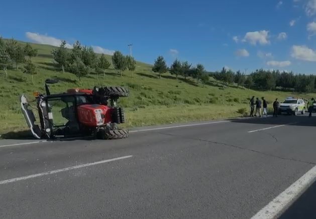 karayolunda-traktor-devrildi-surucu-hafif-yaralandi