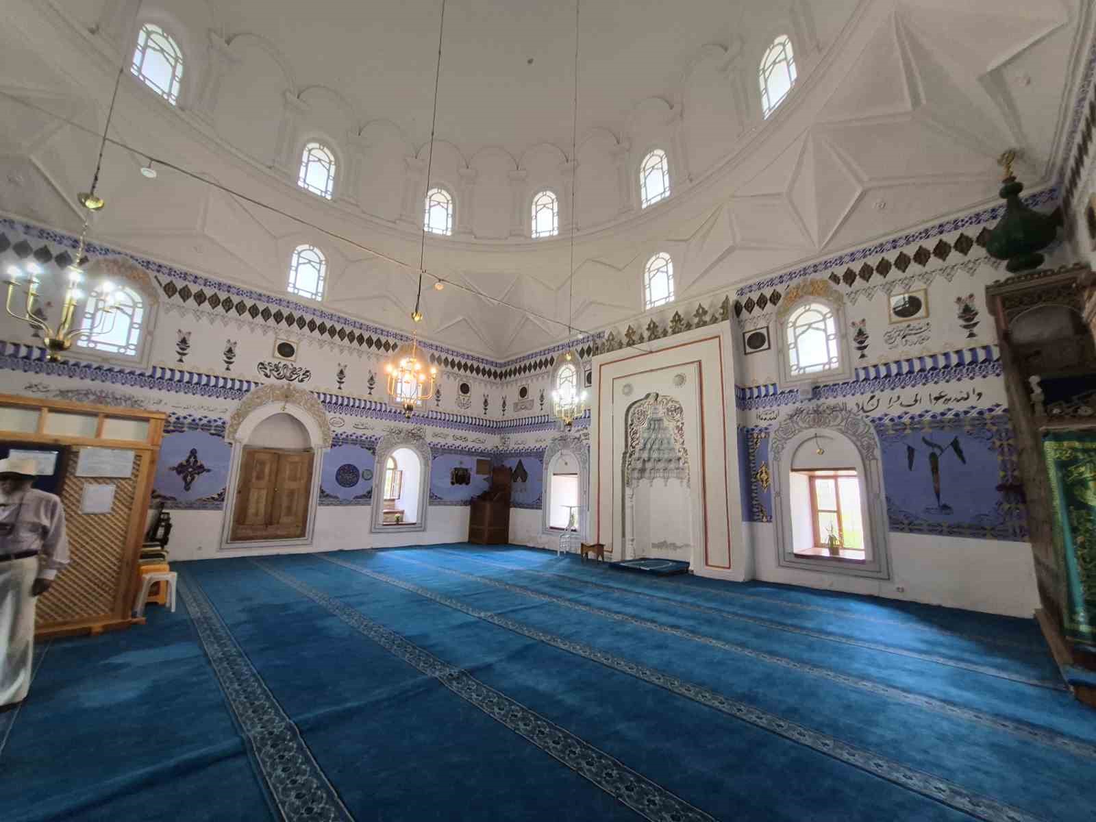 534-yillik-bu-cami-kible-hassasiyeti-ile-dikkat-cekiyor