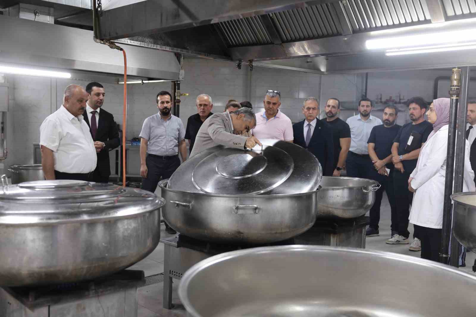 adu-rektoru-kent-merkez-yemekhanesinde-incelemelerde-bulundu