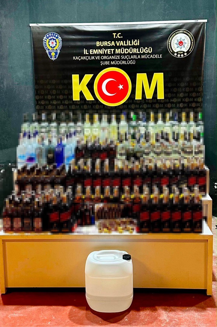 bursa-da-297-sise-sahte-alkollu-icki-ele-gecirildi