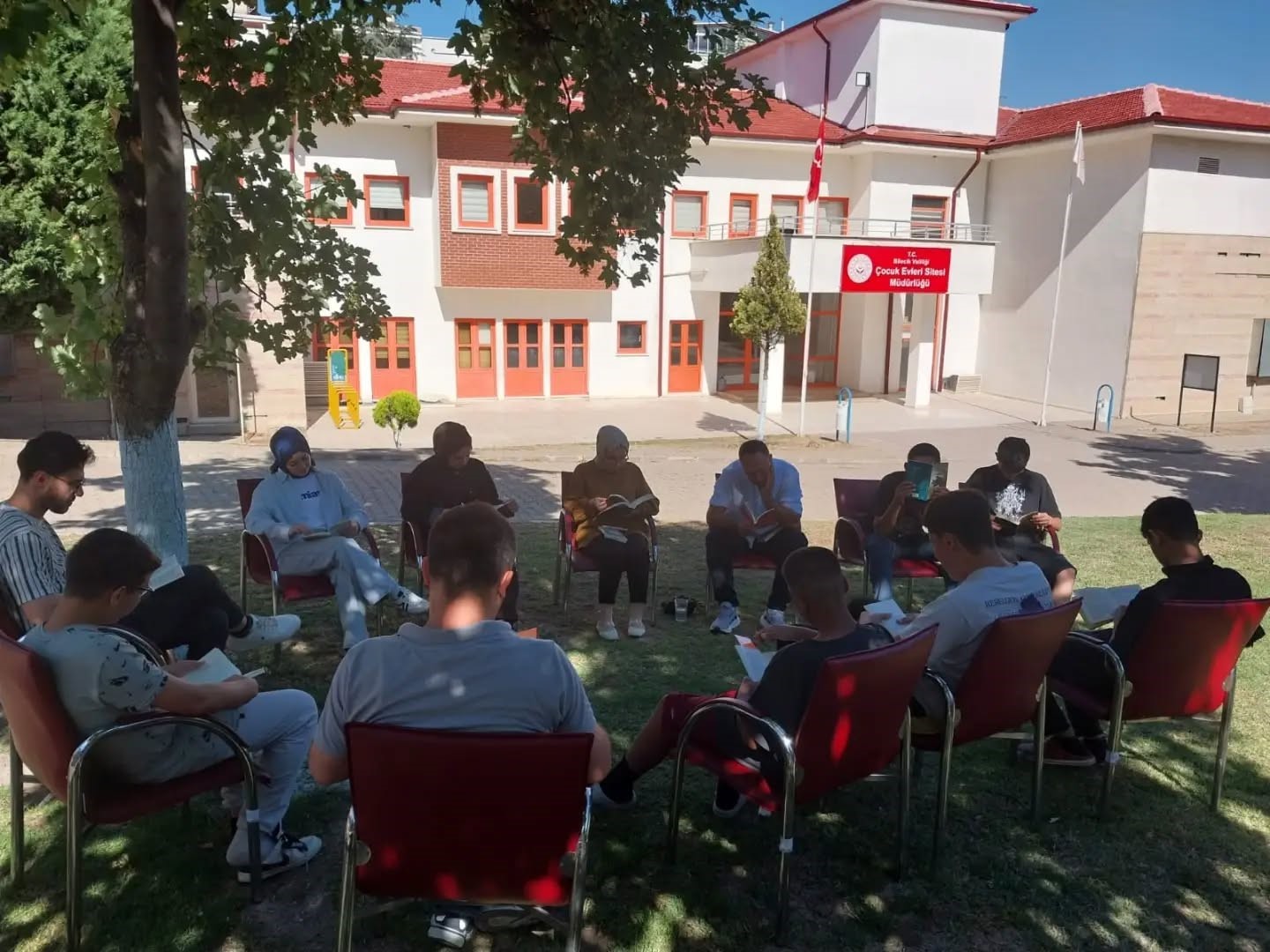 koruma-altindaki-cocuklar-acik-havada-kitap-okudu