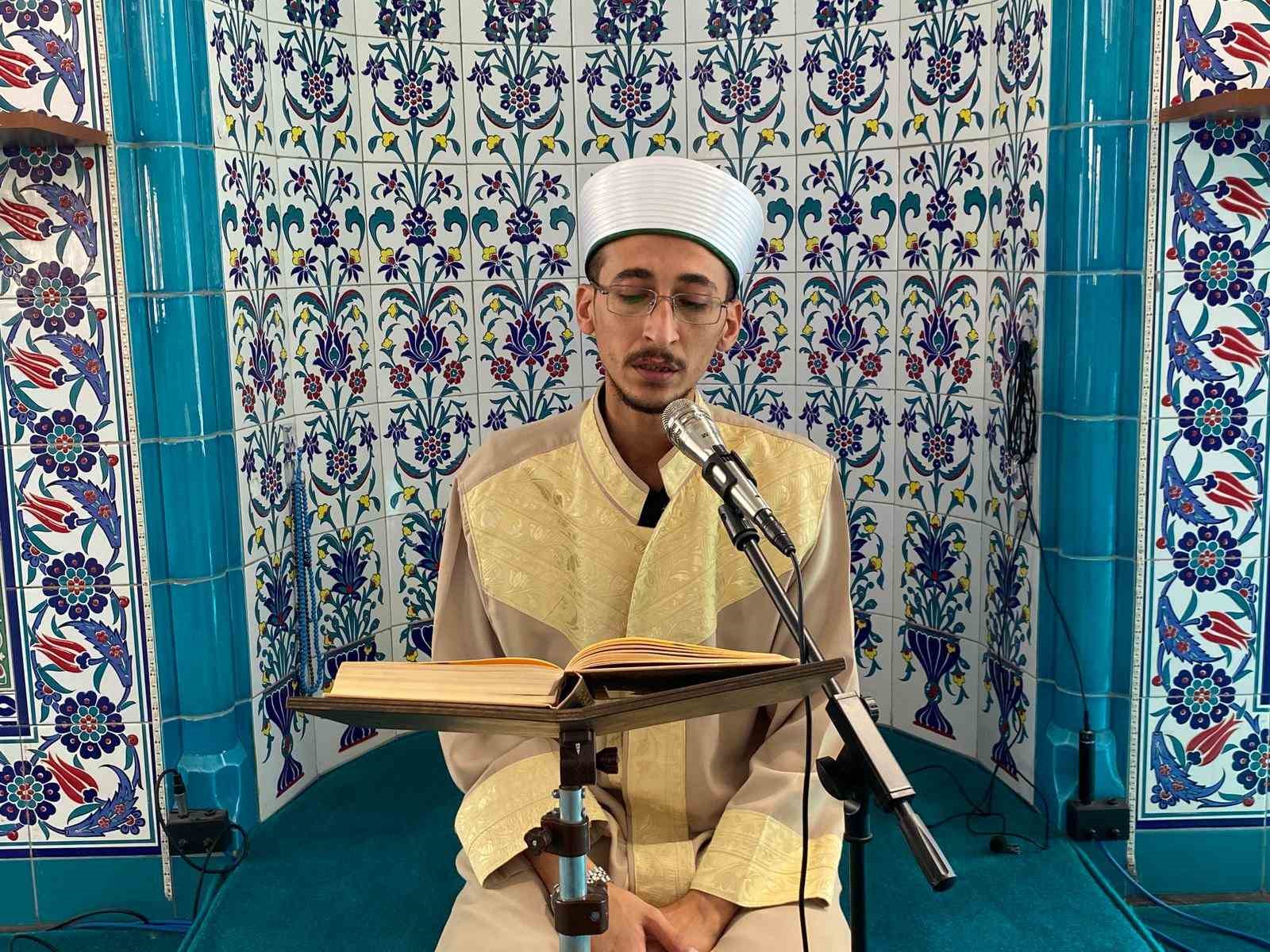 konusurken-kekeleyen-vekil-imam-hatip-kur-an-i-kerim-i-ve-dualari-takilmadan-okuyor