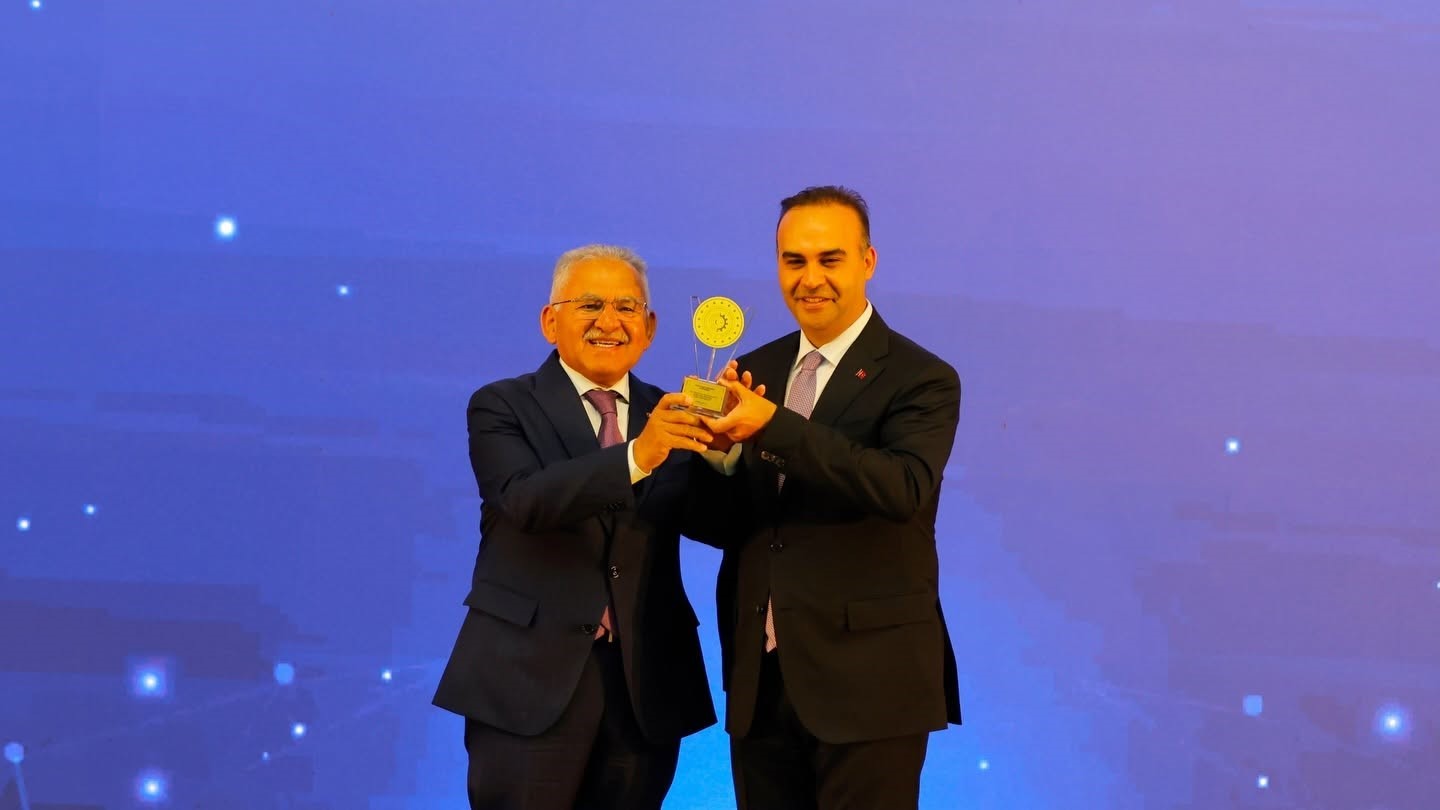 baskan-buyukkilic-turkiye-de-ilk-olan-res-projesiyle-bakan-kacir-in-elinden-odul-aldi