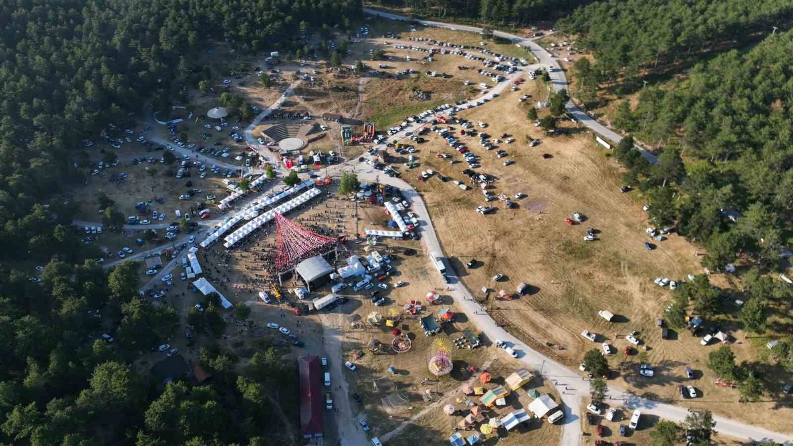 30-bin-giresunlu-bursa-da-bulustu-3-gun-3-gece-horon-coskusunu-doyasiya-yasadi