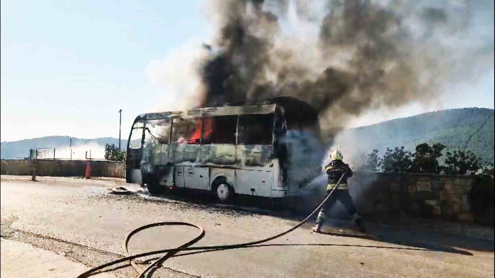 seyir-halindeki-servis-midibusu-alev-alev-yandi