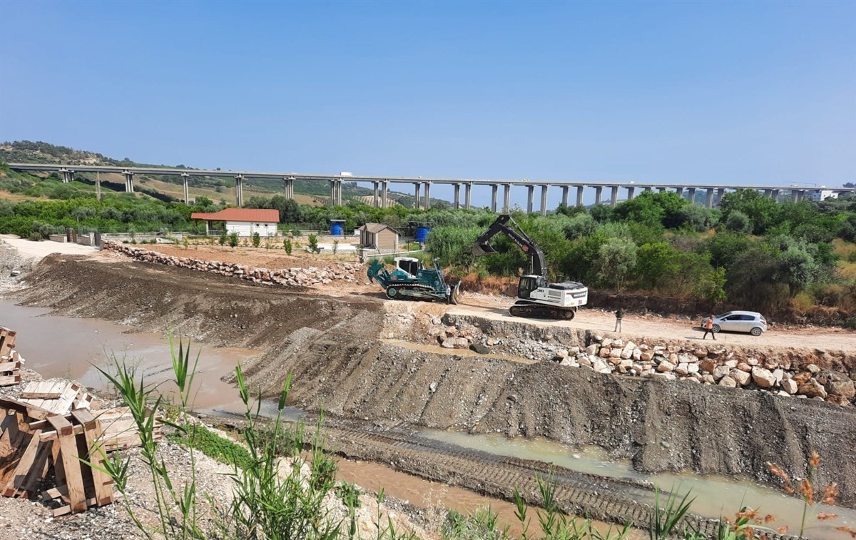 mersin-de-sel-ve-taskin-riskine-karsi-dere-islahi-calismalari-suruyor