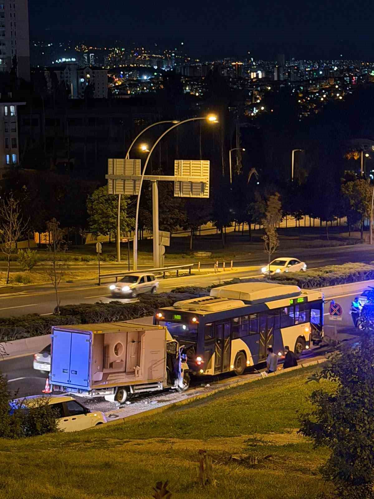 ankara-da-kamyonet-ego-otobusune-carpti