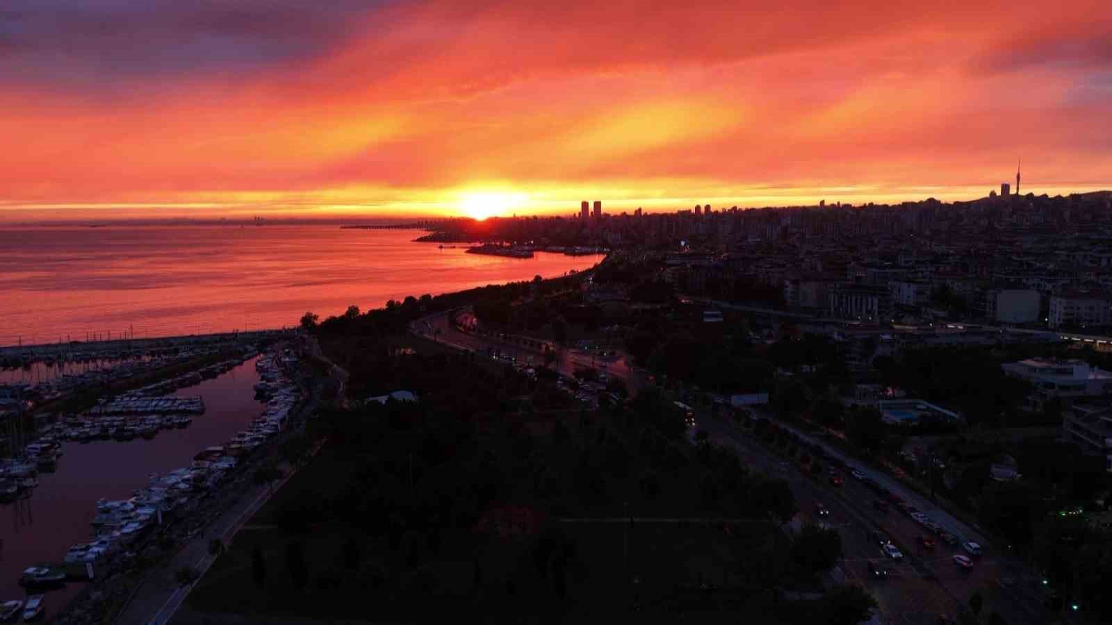 istanbul-da-yagmur-sonrasi-gun-batimi-mest-etti