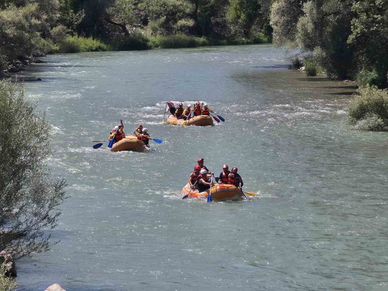 erzurum-da-rafting-yarislari-nefes-kesti-alabora-olan-botlar-kiyasiya-yaristi