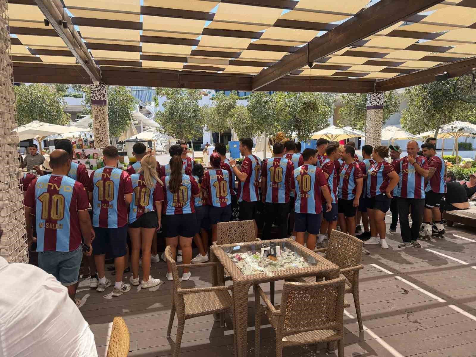 trabzonspor-sevdasini-girne-ye-tasidi-250-salah-formasini-calisanlara-giydirdi