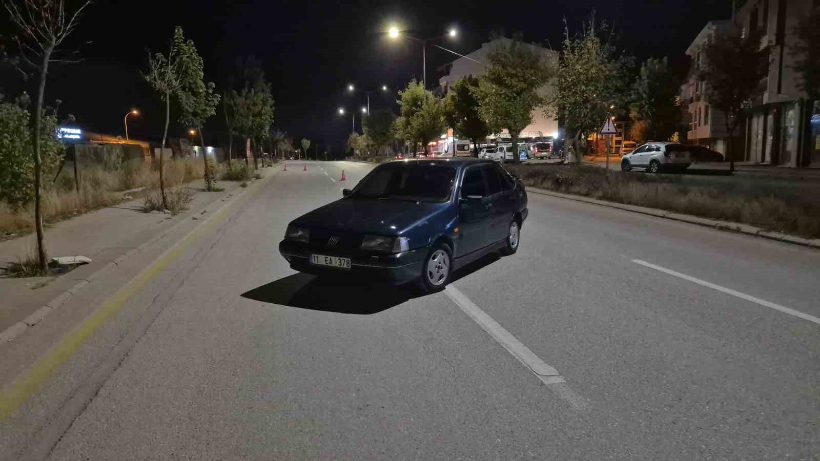 polis-ekiplerince-durdurulan-surucu-otomobilini-terk-edip-kacti