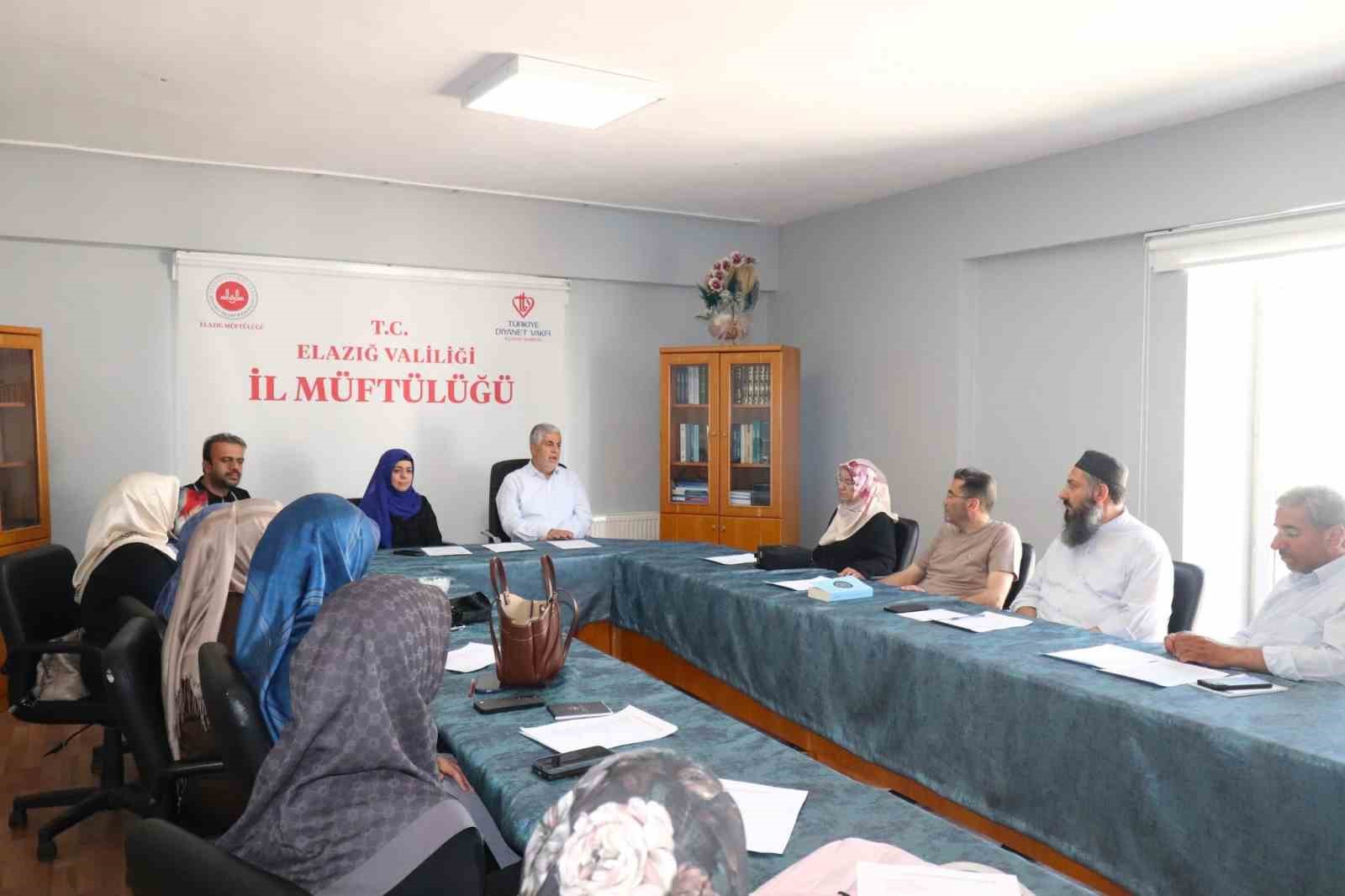 elazig-da-manevi-rehberlik-alanlarinda-yurutulen-faaliyetler-degerlendirildi
