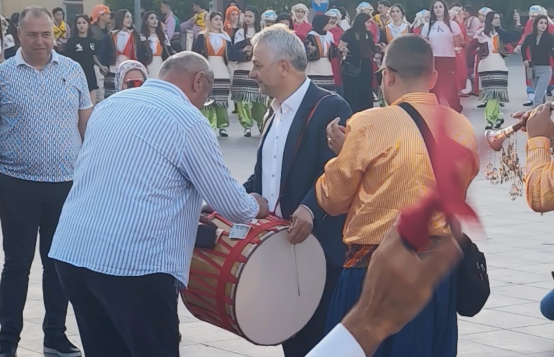 turkiye-halk-oyunlari-federasyonu-baskani-davul-calarak-bahsis-topladi