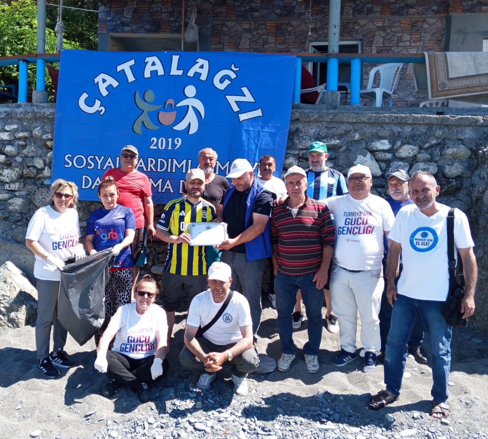 catalagzi-omeragzi-sahili-nde-genis-katilimli-temizlik-seferberligi