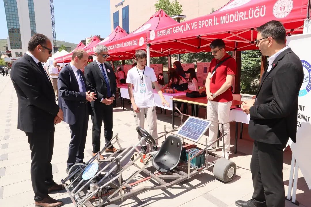 bayburt-ta-okullarin-ornek-calismalari-sergilendi