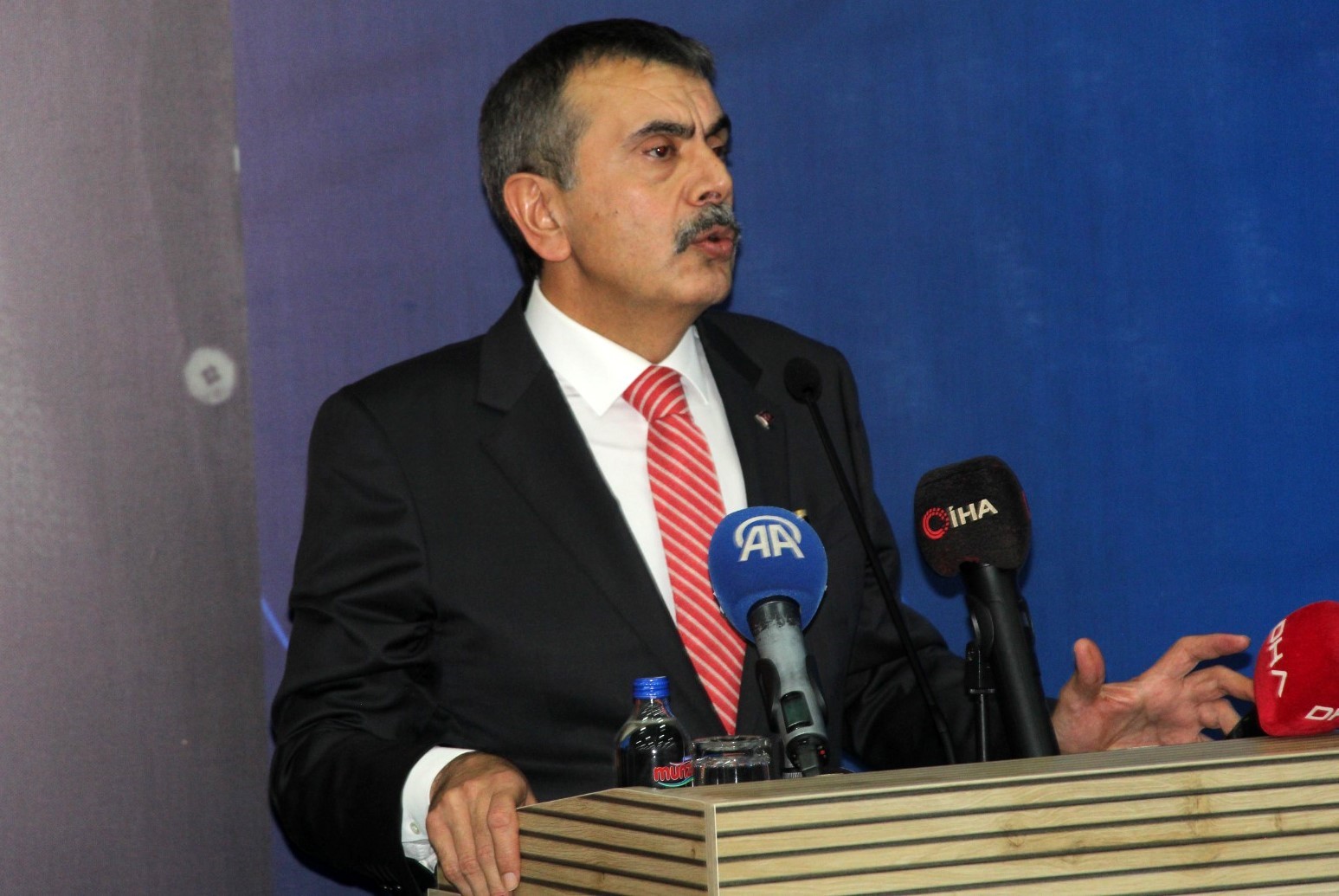 bakan-tekin-siyaset-uzerine-duseni-yapti-simdi-sira-millette