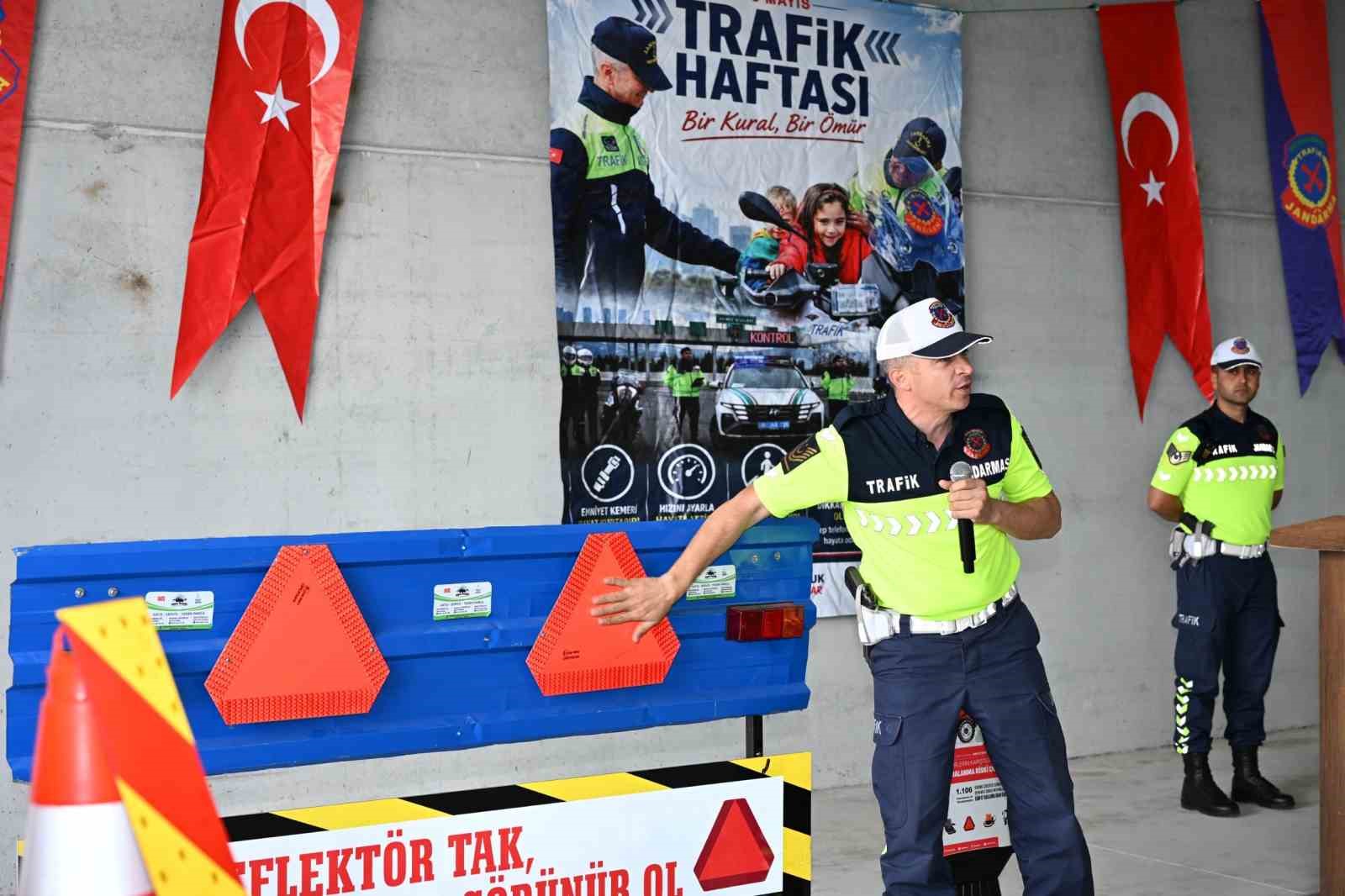 demirci-de-traktor-suruculerine-reflektor-dagitimi-yapildi