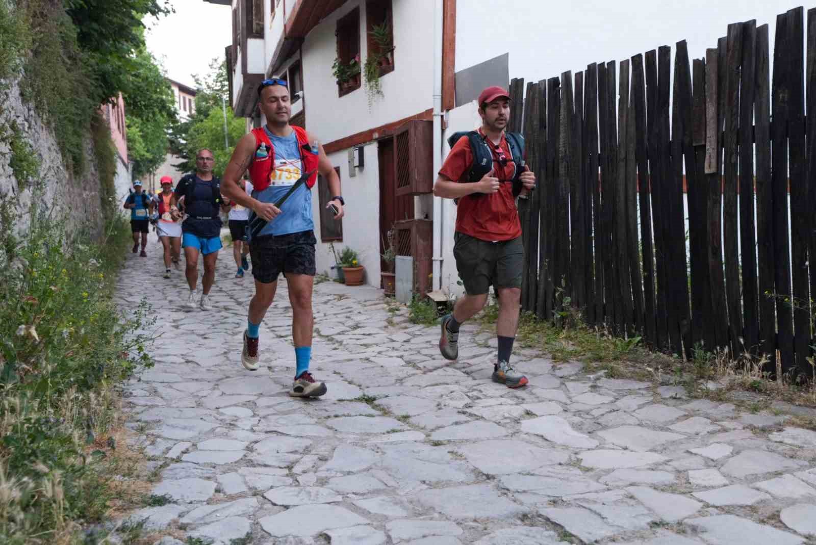 farkli-ulkelerden-sporcular-safranbolu-nun-tarihi-sokaklarinda-yarisiyor