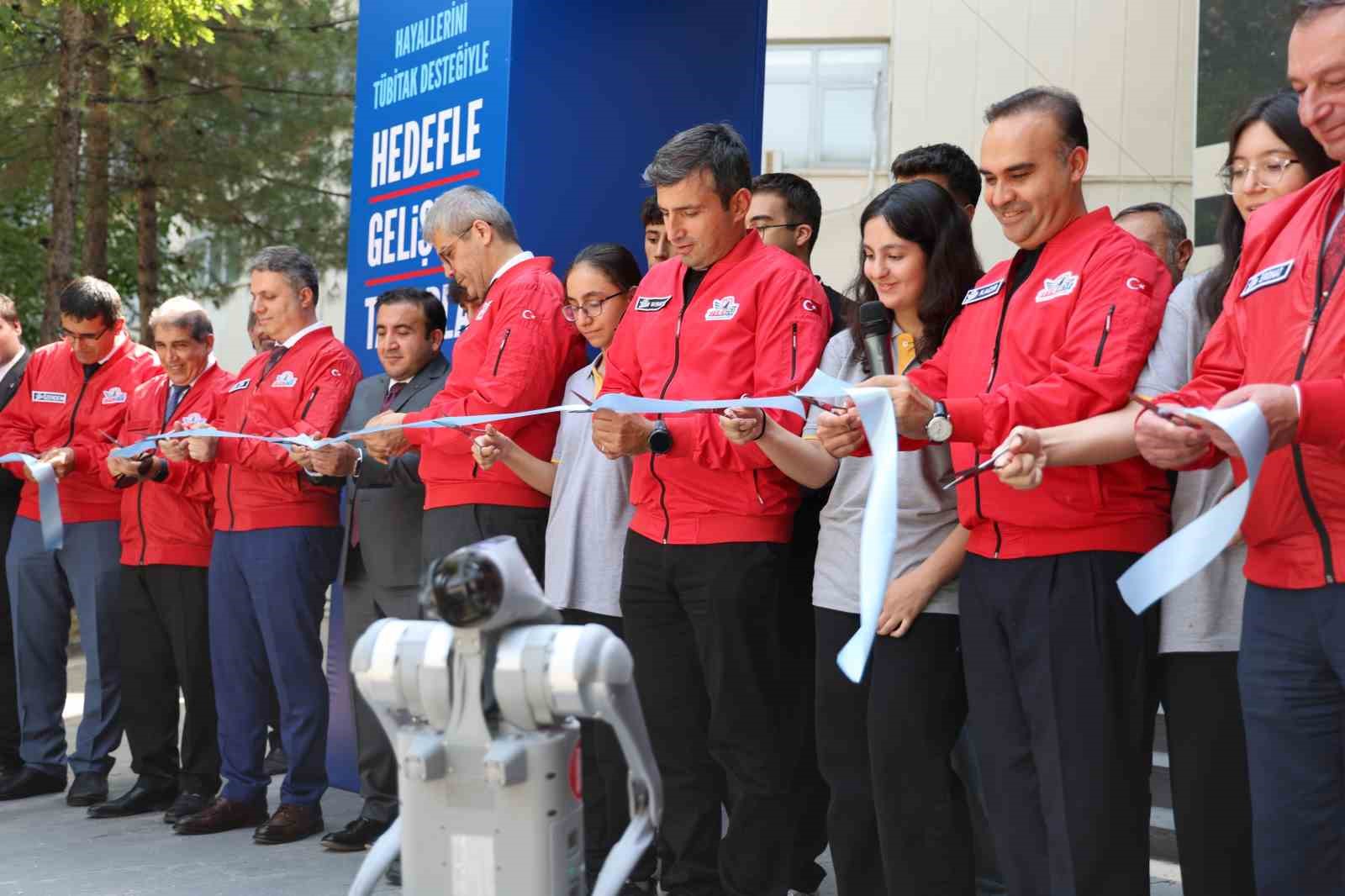 bakan-kacir-ve-bayraktar-milli-teknoloji-atolyesi-acilisina-katildi