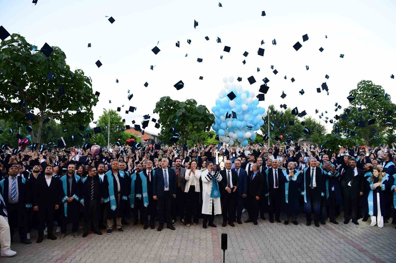 malatya-turgut-ozal-universitesi-nde-mezuniyet-coskusu