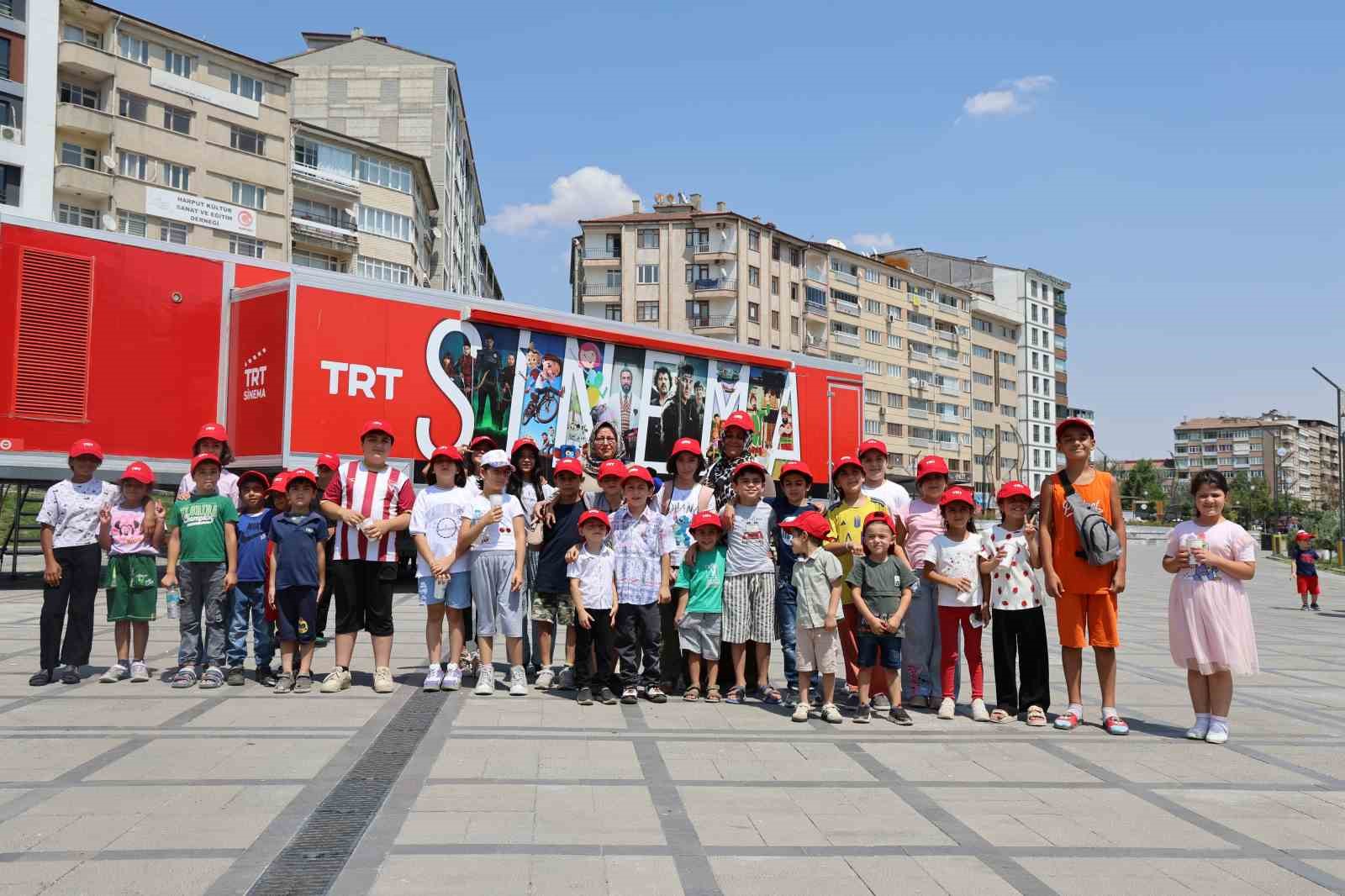 trt-sinema-tiri-elazigli-cocuklara-sinema-keyfi-yasatti