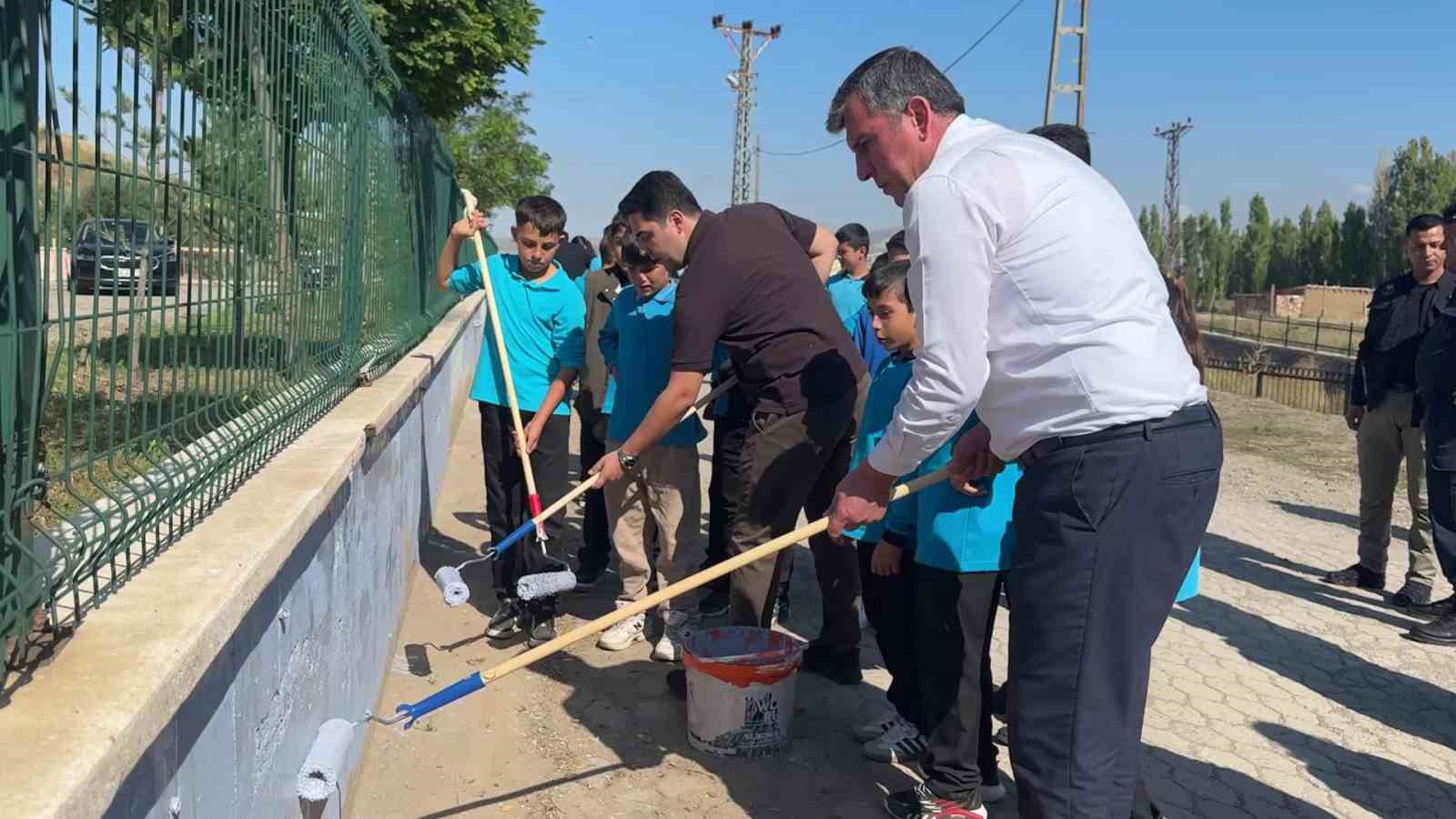 minik-eller-ve-yoneticiler-kollari-sivadi-okulda-tadilat-yapildi
