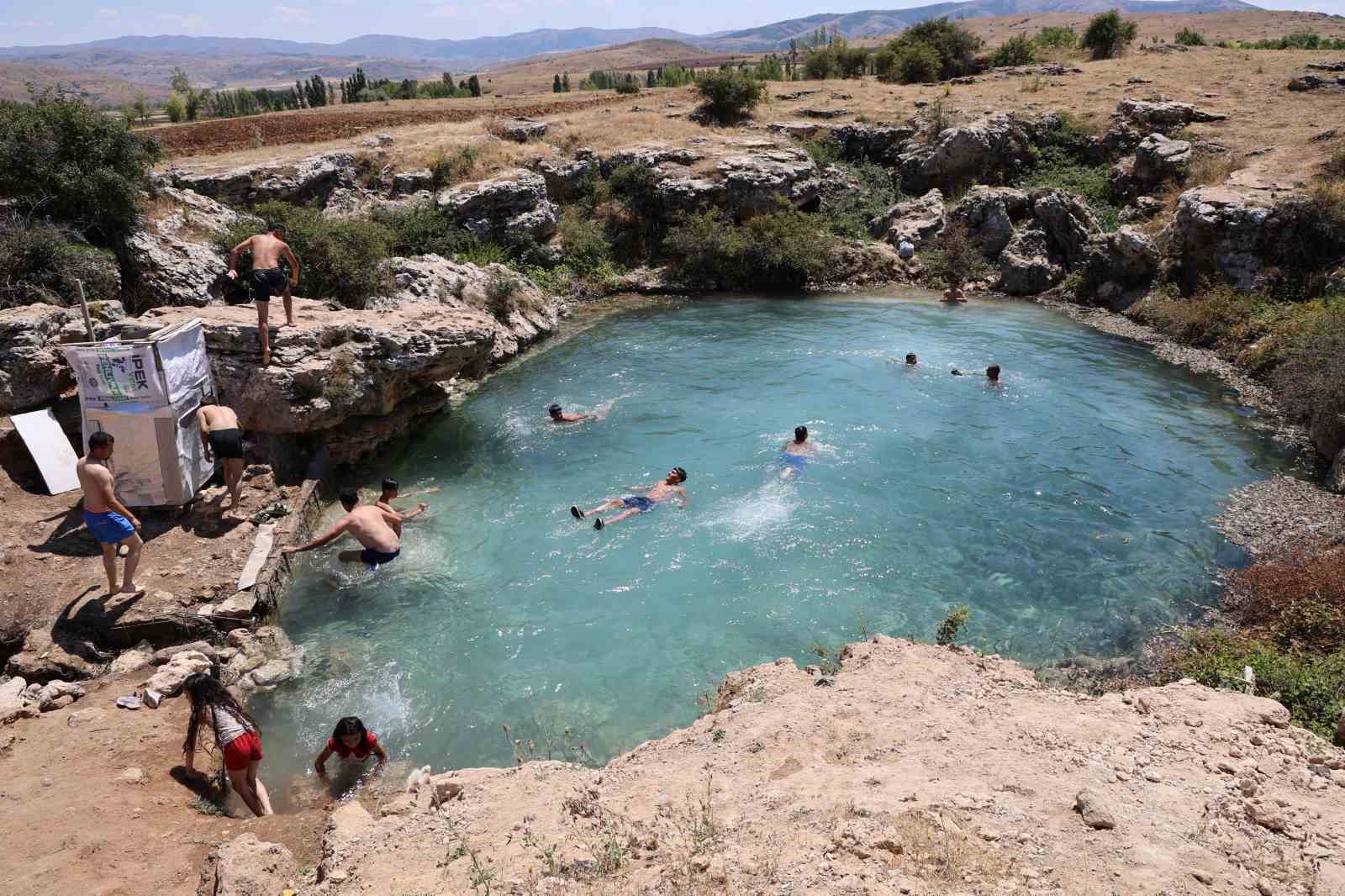 uyuzlar-sifa-bulmak-gencler-ise-serinlemek-icin-giriyor