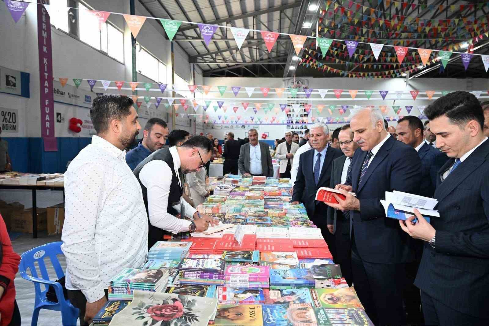 vali-zorluoglu-cermik-kitap-fuarini-ziyaret-etti