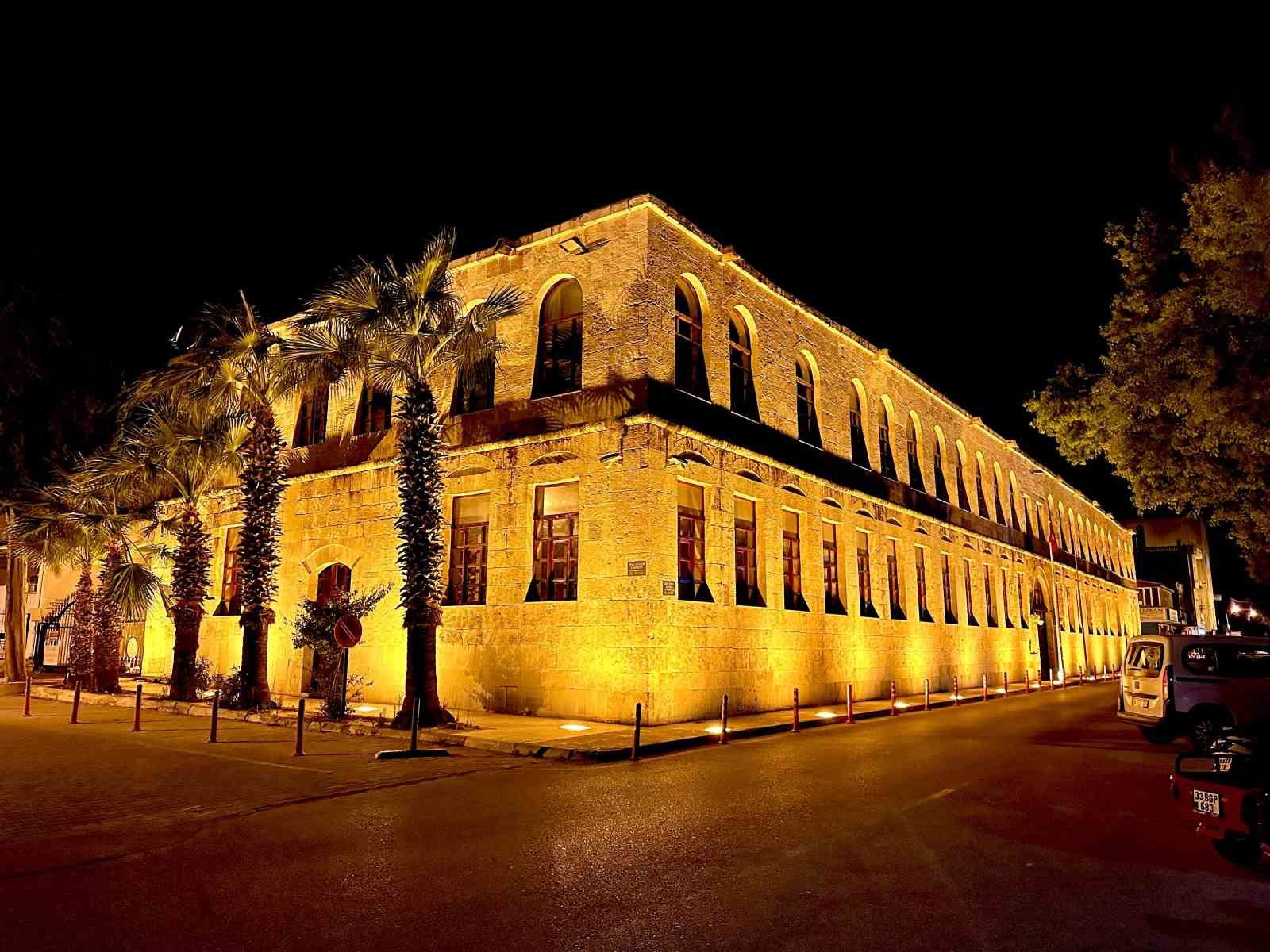 silifke-hukumet-konagi-gece-goruntusuyle-ilceye-deger-katiyor