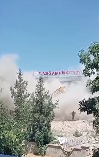 elazig-da-5-katli-bina-yikiminda-facianin-esiginden-donuldu-operator-son-anda-atlayarak-kurtuldu