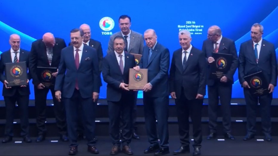 cumhurbaskani-erdogan-dan-dto-baskani-erdogan-a-hizmet-seref-plaketi